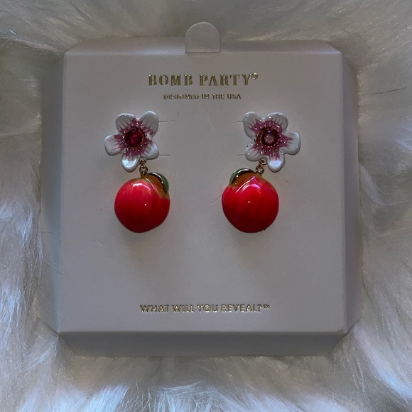 Bomb Party Market Fresh Earrings You’re a Peach - Picture 1 of 3